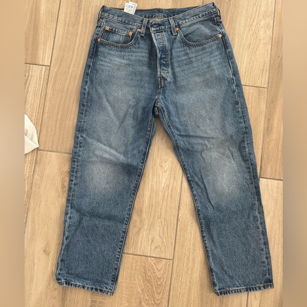 Levi’s 501 cropped ankle length jeans. In good used condition Size 31W x 26 L